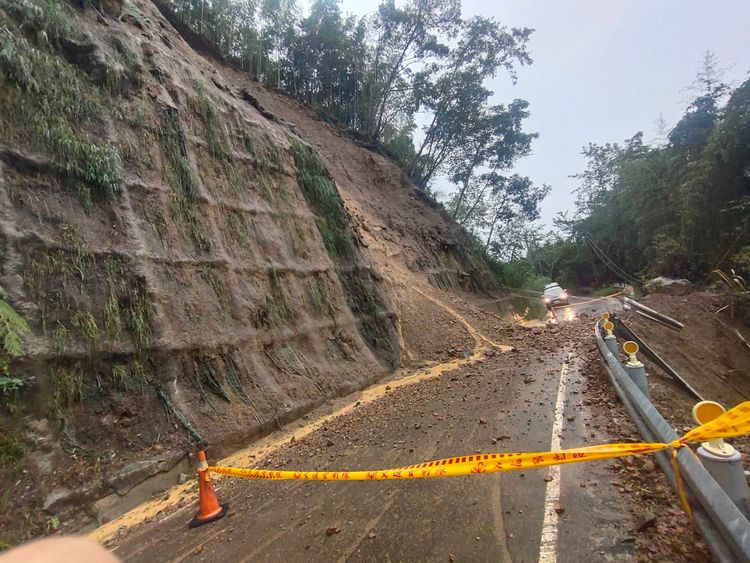 玉峰村石磊道路7.5公里處目前暫時封閉。翻攝自曾國大臉書