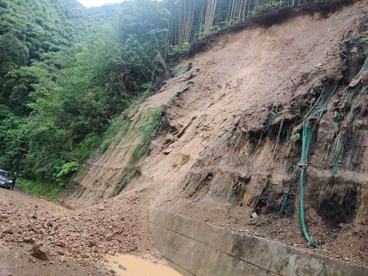 玉峰村石磊道路7.5公里處，因落石無法通行，大量土石覆蓋道路。翻攝自曾國大臉書