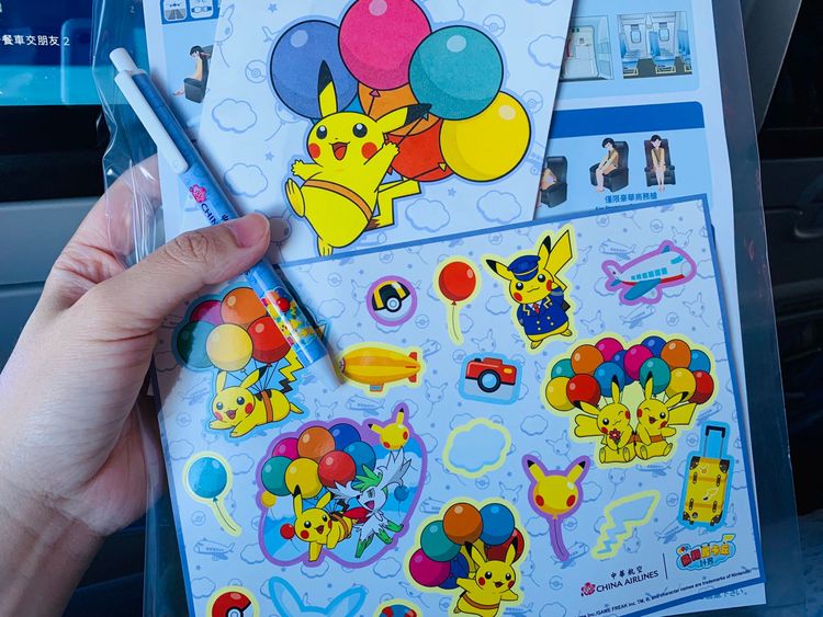 座位前方還有皮卡丘貼紙、造型筆能帶回家。胡順惠攝