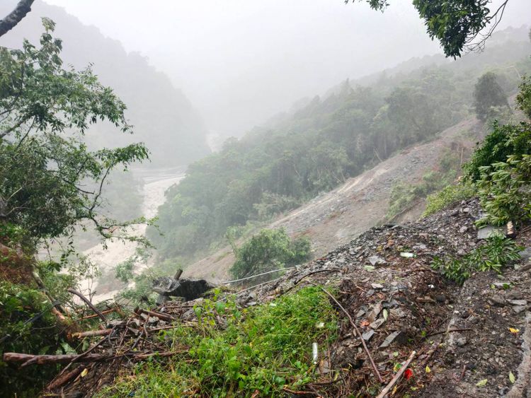 台7線64k至84K+400土石坍方，工程人員進場搶修。公路總局提供