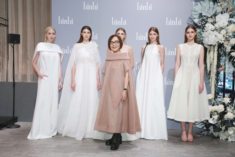 林莉（中）將永續概念付諸實際行動，並在與台灣布料大廠黛莉公司的合作下，利用回收再生的Beyond Spacer立體多面布料，打造出一系列環保禮服婚紗。朱世閎攝