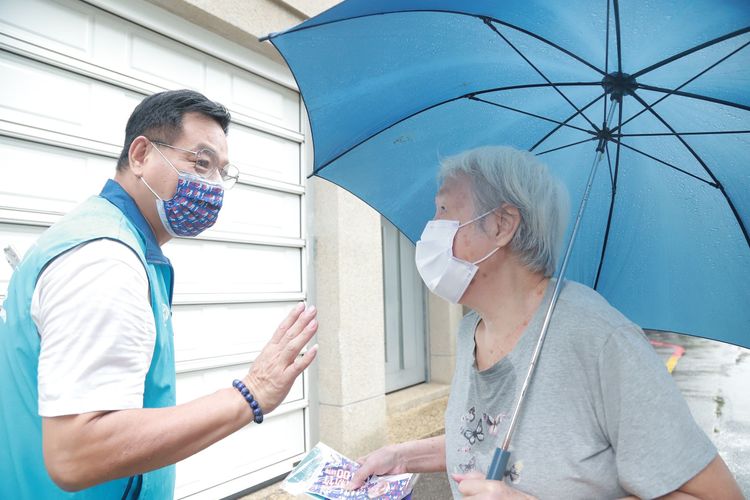 民黨新竹市長候選人林耕仁今天（7日）上午來到文華里拜票。林耕仁團隊提供