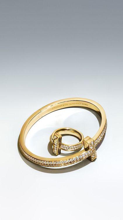 Tiffany T1 18K金寬版鋪鑲鑽石戒指19萬8000 元、18K金寬版鋪鑲鑽石手環105萬5000元。品牌提供