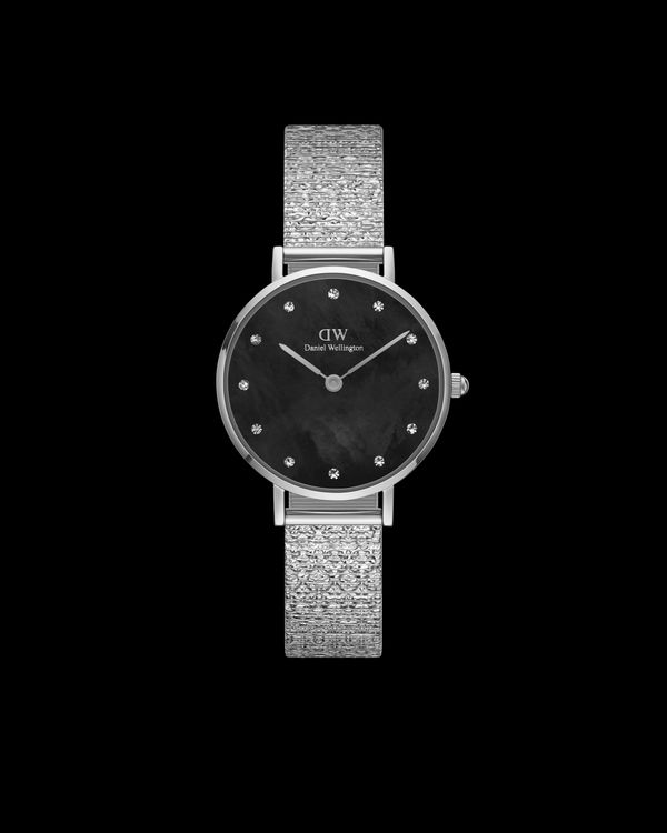 Petite Lumine鍍銀色精鋼錶殼搭黑色珍珠母貝面盤腕錶，7590元。品牌提供