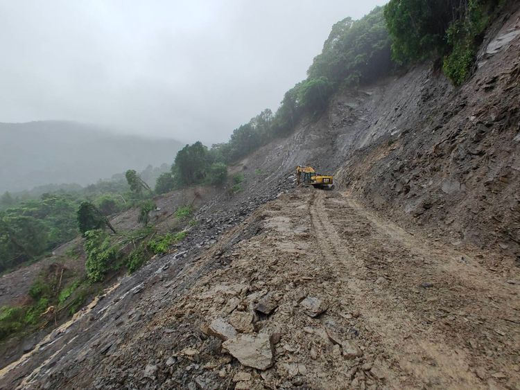 宜蘭縣大同鄉英士路段台7線84.1K，路基缺口從45公尺擴大為80公尺。公路總局提供