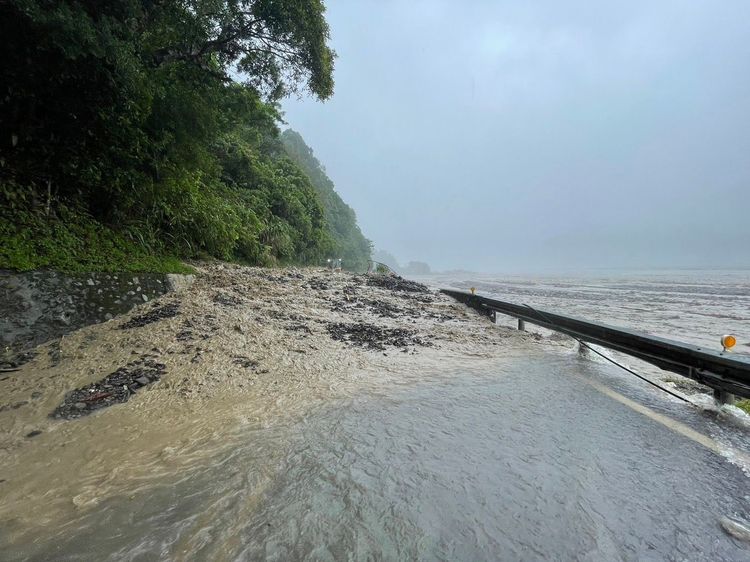 台7線87.3k坍方，泥流隨大雨不斷傾瀉而下。公路總局提供