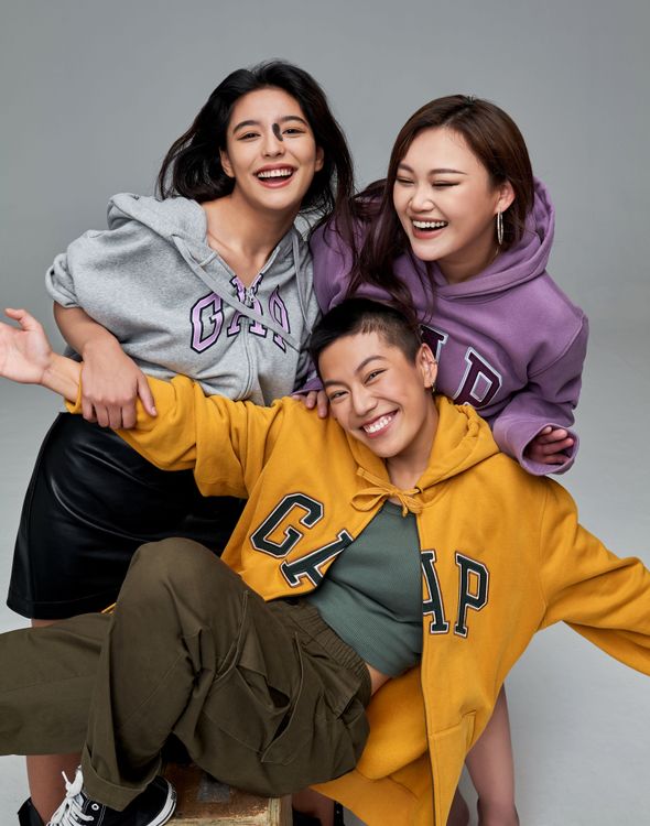 GAP 2022秋冬以「異YOUNG相吸」主題，透過中性服飾與親子裝彰顯品牌服飾跨越性別、年齡與造型的百搭特色。品牌提供