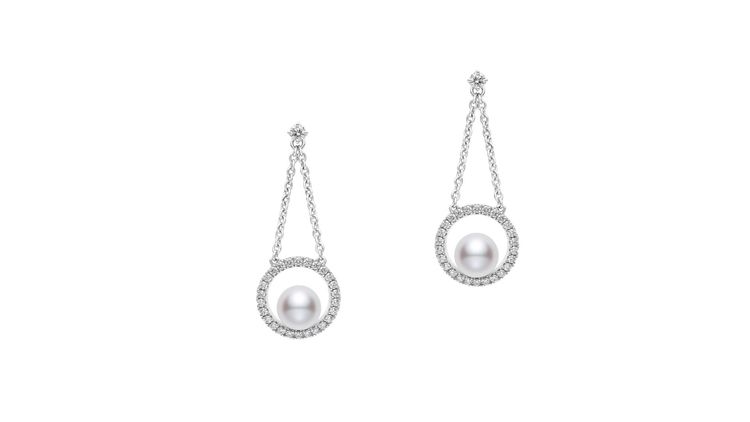 MIKIMOTO Circle系列鑽石珍珠吊墜耳環，12萬3000元。品牌提供