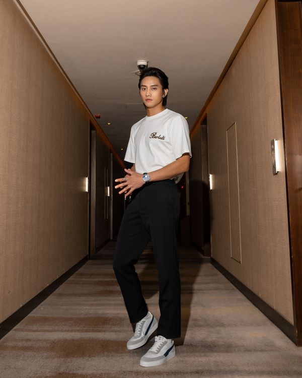 范少勳所穿的白色Berluti logo刺繡T恤是品牌秋冬主打款，簡單綴飾小細節。品牌提供