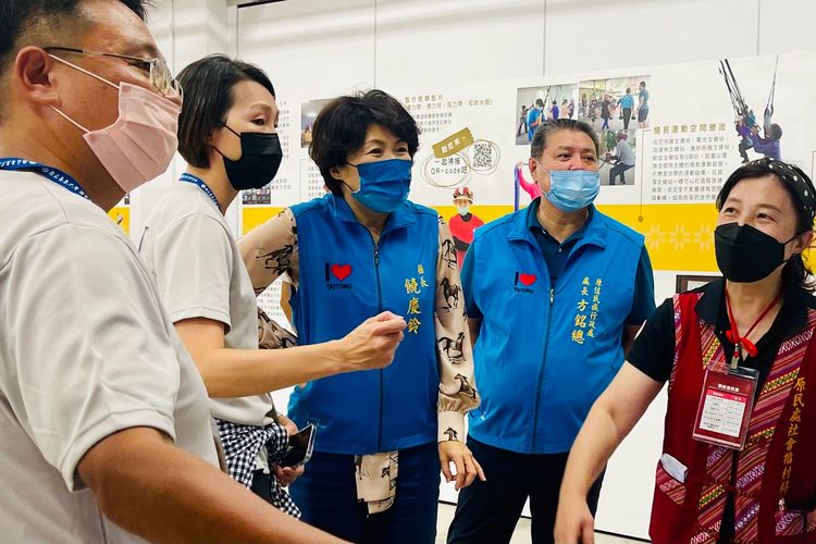 台東縣長饒慶鈴視察各文健站展示成果。古和純攝