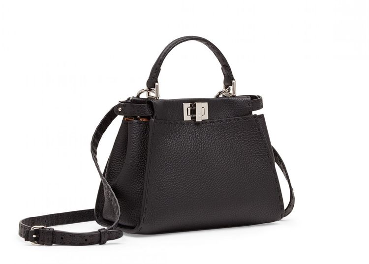 宋慧喬搭配的FENDI Peekaboo Mini手提肩背包，13萬8000元。品牌提供