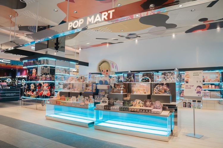 POP MART泡泡瑪特首間實體店以冷色系為主色調，呈現極具未來感的潮流風格。業者提供