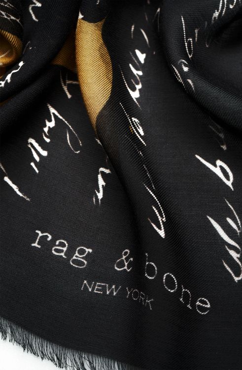 Seal設計的徠卡Q2“曙光”版套裝中的限量版絲巾由多媒體藝術家Annina Roescheisen設計。業者提供