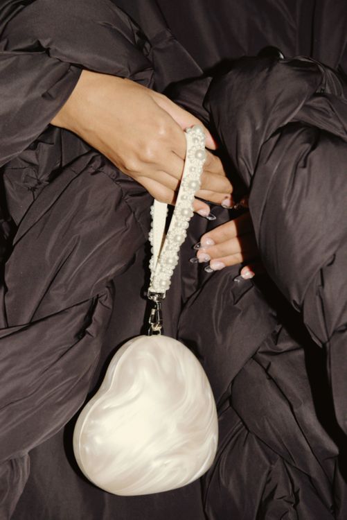 一度在社群平台上洗版的珍珠造型包，幻化出全新的愛心造型。喜事國際提供