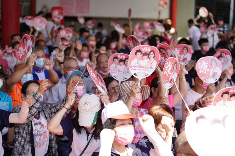 盧秀燕參加市議員參選人邱愛珊競選總部成立大會，受到民眾熱情歡迎。盧秀燕競選總部提供