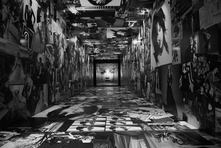 香奈兒秀場空間採用黑白影像拼接而成。品牌提供