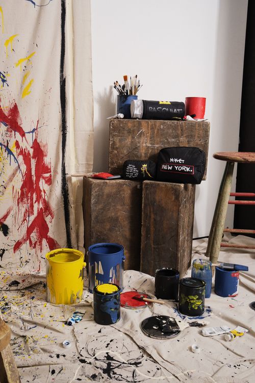 Basquiat作品中標誌性的皇冠圖騰，也被運用在多款包袋中。品牌提供