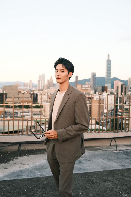男星曹佑寧選穿的Club Monaco西裝，以煙霧棕色調降低了整體的拘謹感。翻攝tsaoyuning IG