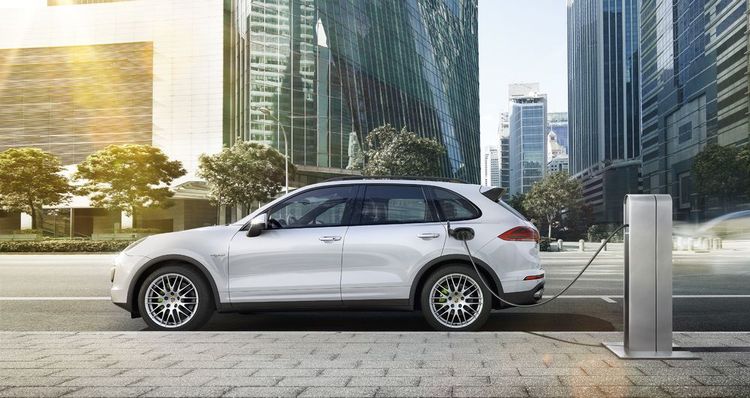 擁有 380 PS (279 kW) 的Cayenne S Hybrid，為保時捷第一款量產的油電混合動力車。原廠提供