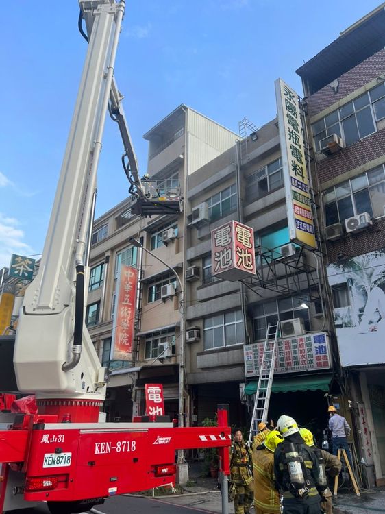 雲梯車升起救人。民眾提供