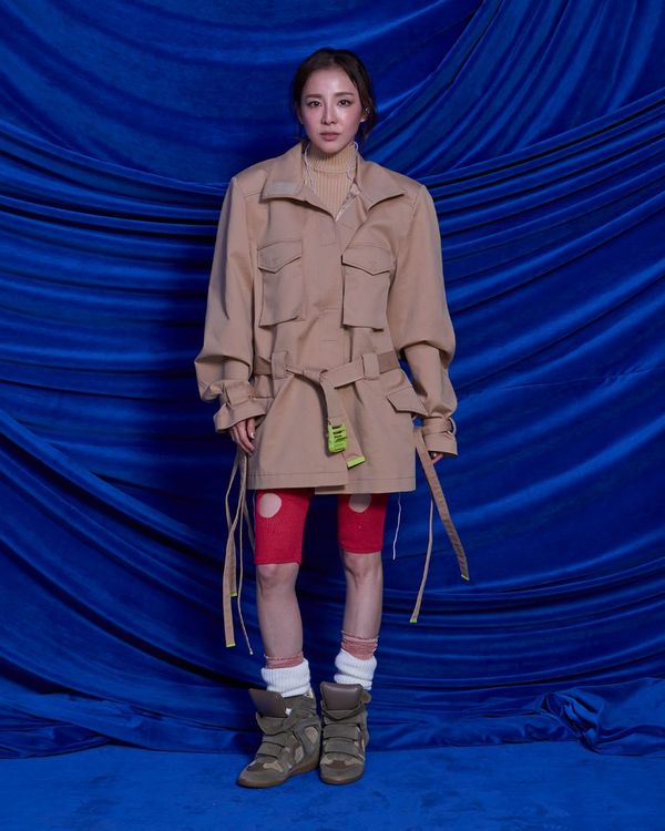 為了參加高端潮牌Off-White在藝術和造型總監Ibrahim Kamara執掌下發表的首個大秀，Dara選擇穿上1套綁帶大衣搭配挖洞緊身褲的勁裝。品牌提供