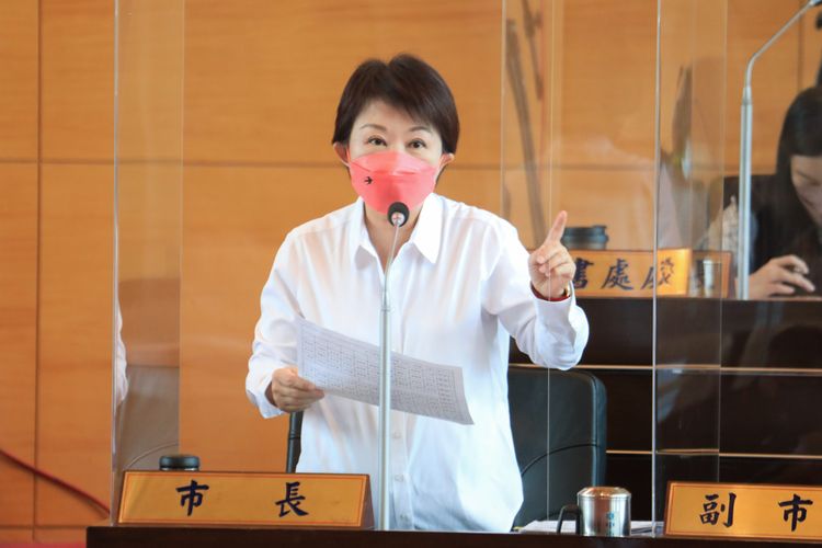 台中市長盧秀燕近日一改媽媽市長溫柔形象，化身「女戰神」將炮火對準對手蔡其昌。曾雪蒨攝