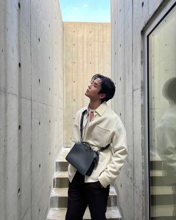 韓團「SF9」成員路雲也搶先背上Peekaboo ISeeU男包。翻攝ewsbdi IG