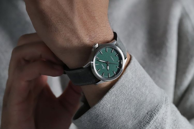 Sinn 556祖母綠色面盤精鋼腕錶，限量400只，5萬5000元。品牌提供