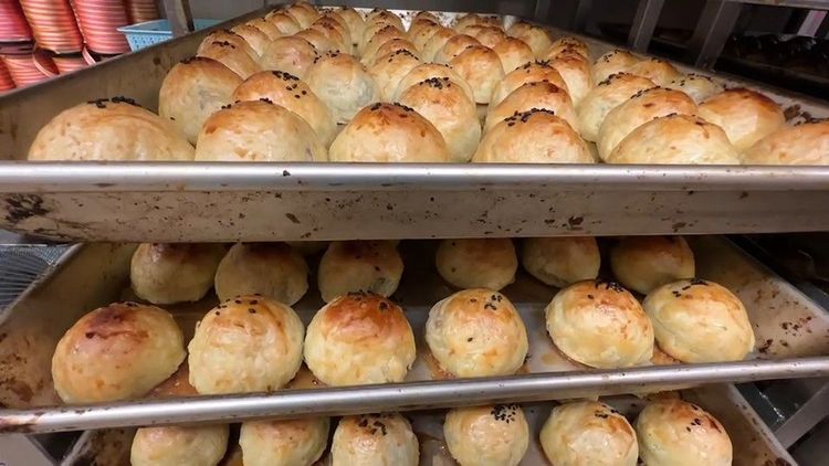 彰化不二坊蛋黃酥深受消費者喜愛，每逢中秋均湧排隊搶購人潮。民眾提供