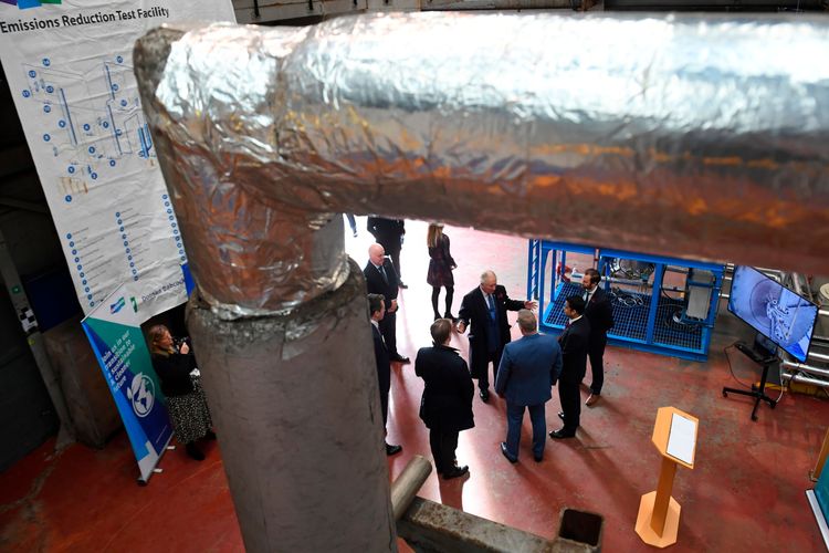 查理三世去年11月2日以王儲身分出席氣候峰會，參觀碳潔淨科技。美聯社