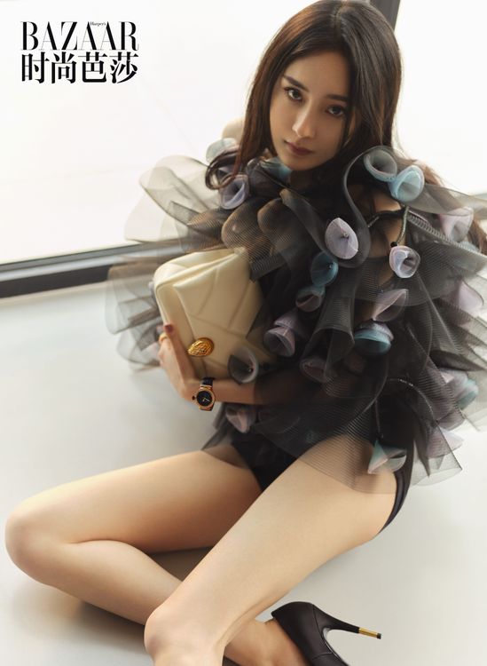 楊冪有修長美腿。翻攝《時尚芭莎》