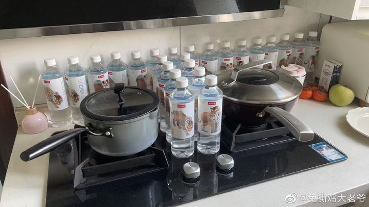 有網友表示，反正瓶裝水都用得掉，先買再說。翻攝微博