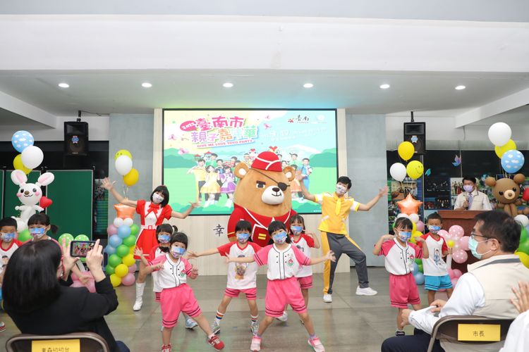 YOYO家族帶領小朋友跳出歡樂展現活力。市府提供