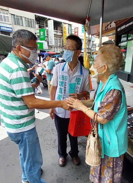 柯媽陪同魏嘉慶拜票。民眾黨提供
