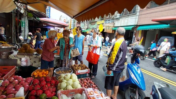 柯媽市場拜票，請選民支持民眾黨候選人。民眾黨提供