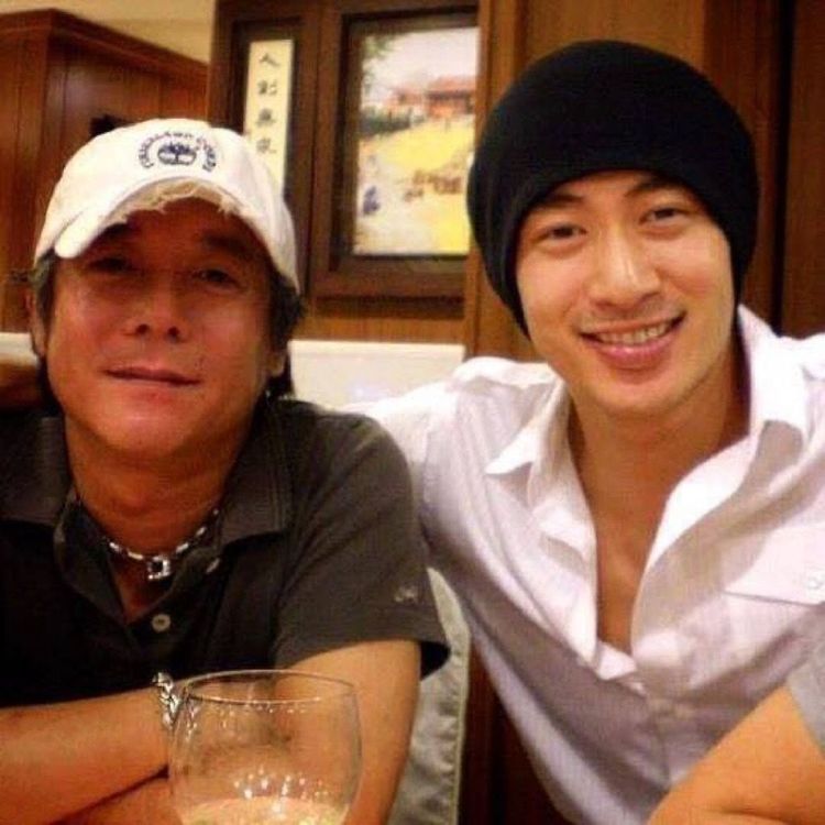 潘重威（左）目前是路斯明經紀人。潘重威提供