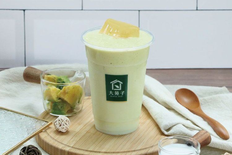 大苑子許慶良酪梨布丁鮮奶，中杯售價80元。業者提供