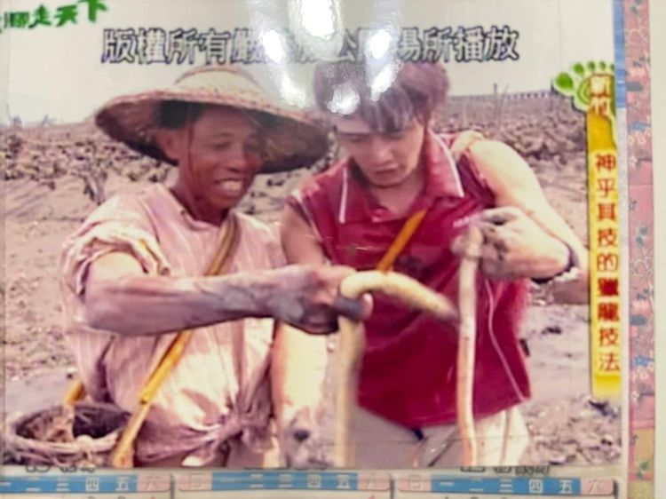 「土龍達人」林明男年約80歲，即使年邁仍經常獨自前往濕地捕捉螃蟹和土龍。家屬提供