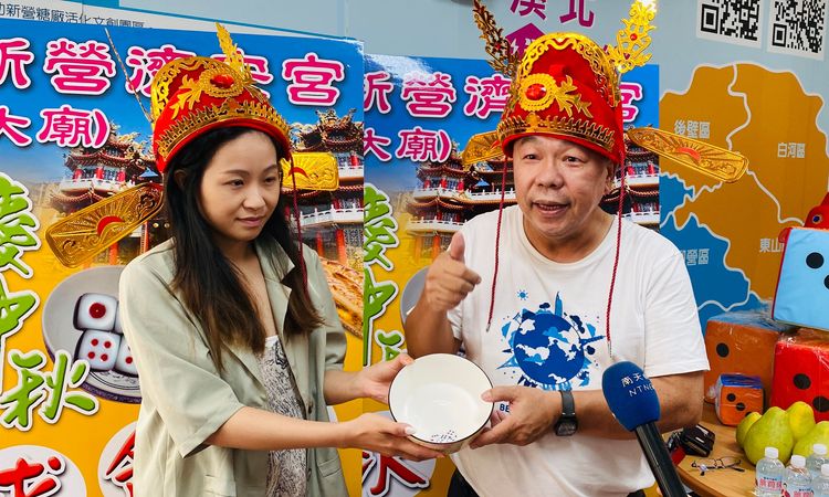 參賽者擲骰博餅,勝者可獲獎金、狀元帽。王志弘攝
