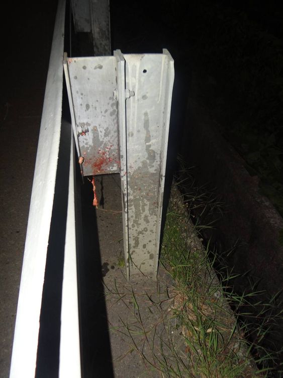 肇事現場護欄上有明顯血跡。民眾提供