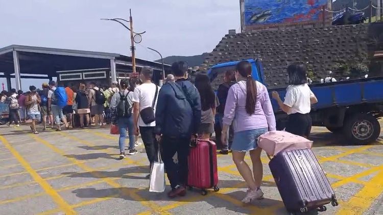 蘭嶼遊客拎著行李箱準備搭船返台。民眾阿樂本提供