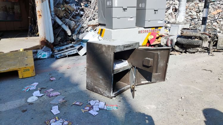 陳姓屋主的保險箱尋獲。莊淇鈞攝