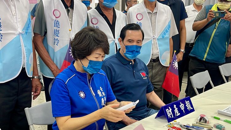 前總統馬英九向爸爸一樣，細心看著饒慶鈴一一完成參選登記事宜。古和純攝