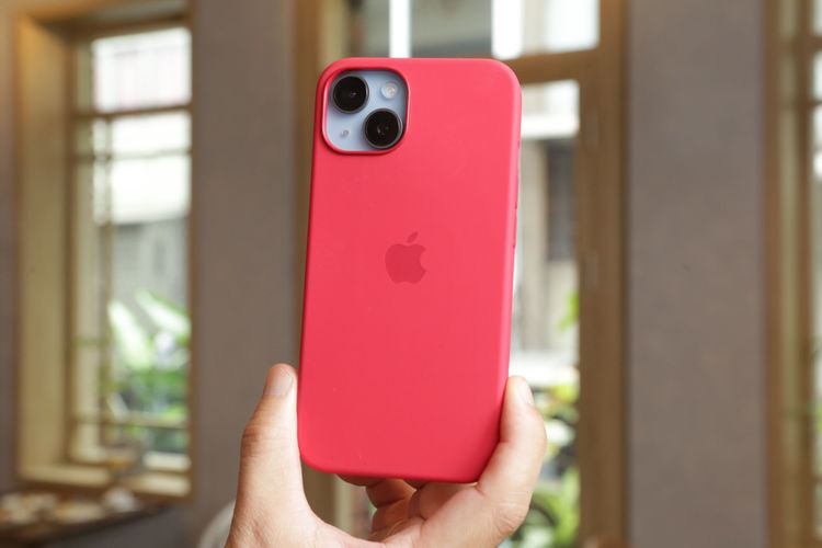 iPhone 13 原廠保護殼能完美地套上 iPhone 14。翁玉信攝