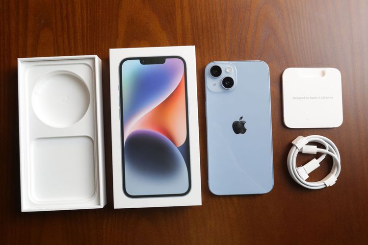 iPhone 14 藍色版本開箱，不包含電源轉接器。翁玉信攝