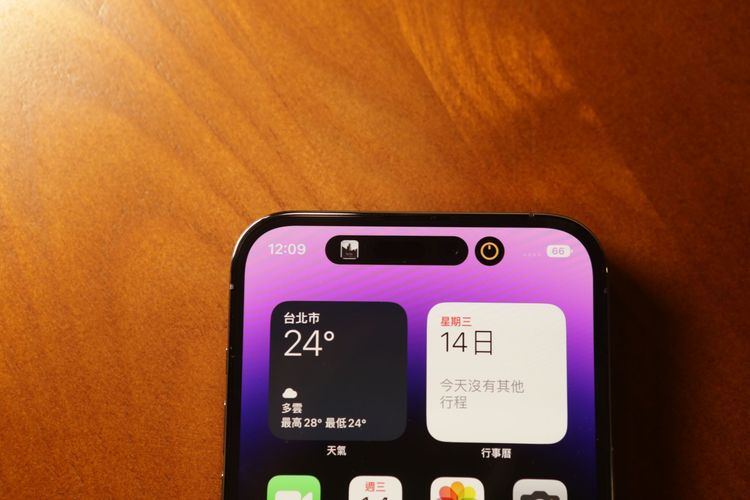 動態島介面，可單獨或顯示兩個狀態。翁玉信攝