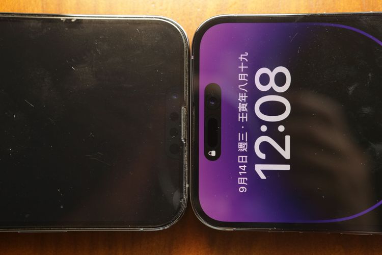 原深感測鏡頭模組大改為膠囊狀與圓孔切口，並用螢幕顯示反黑為長條狀膠囊。翁玉信攝