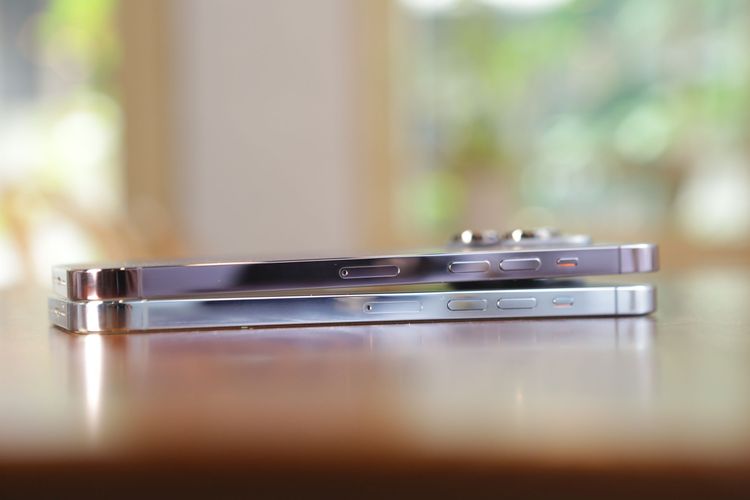 左邊框仍具備 SIM 卡匣（上），比前代下移。翁玉信攝