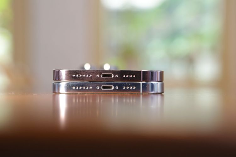 底部維持 Lightning 連接埠與揚聲孔配置。翁玉信攝