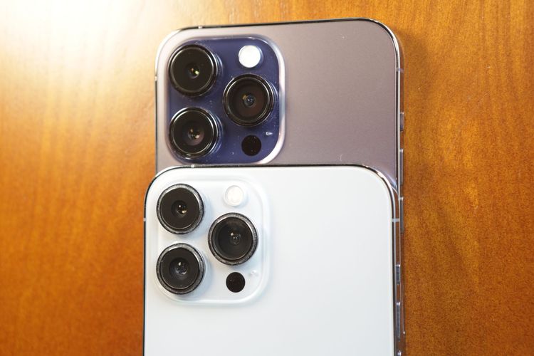 iPhone 14 Pro Max（上）比前代鏡頭模組明顯變大。翁玉信攝